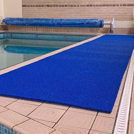 Drainage swimming pool mat for wet areas